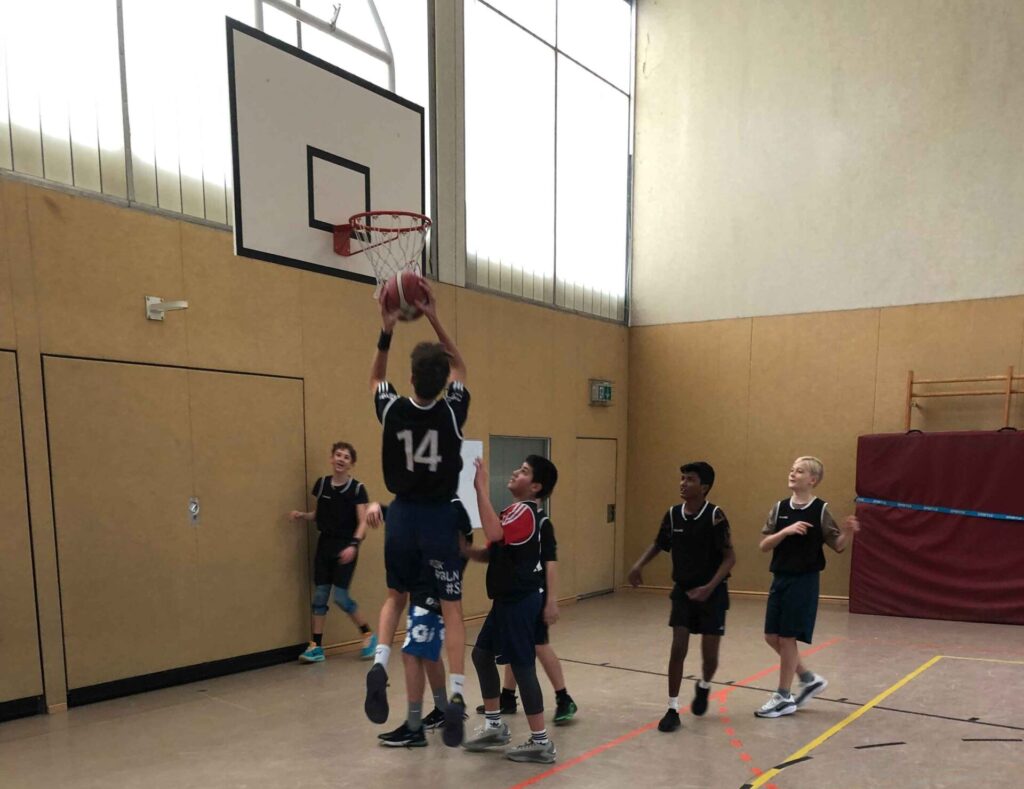 Erfolgreiches Basketballteam am Rückert-Gymnasium