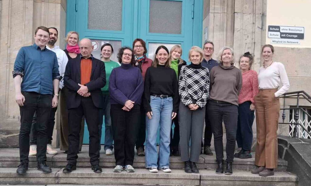 Fachkolleginnen und Fachkollegen vor dem Schultor des Rückert-Gymnasiums