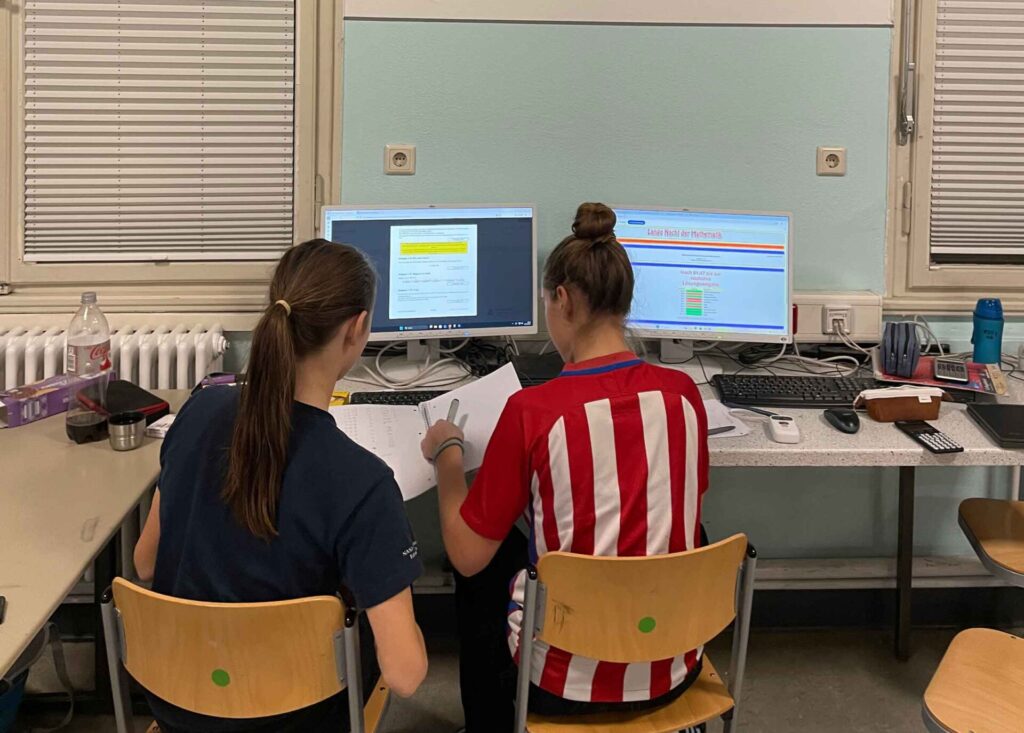 Schülerinnen und Schüler arbeiten bei der langen Nacht der Mathematik