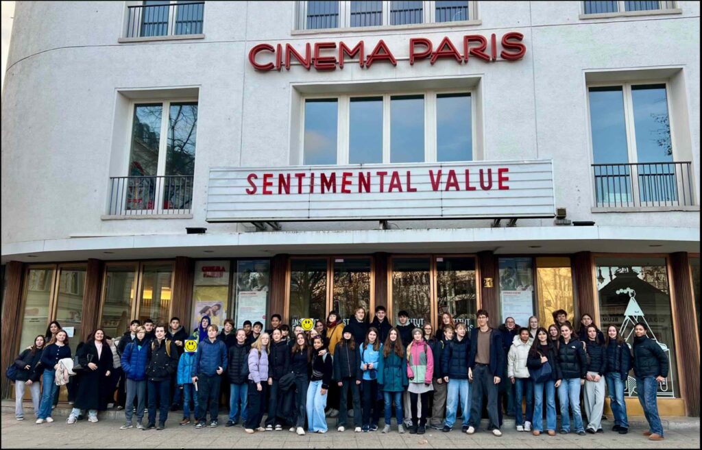 Cinéfête mit dem Rückert-Gymnasium Berlin Schülerinnen und Schüler vor dem Cinéma Paris