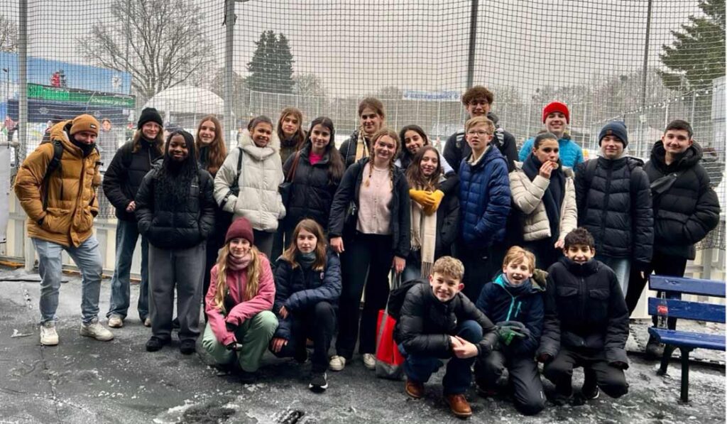 Schlittschuhfahrt-der-Klasse-8a-Rückert-Gymnasium Berlin_ Eisstadion Lankwitz - Klassenfoto
