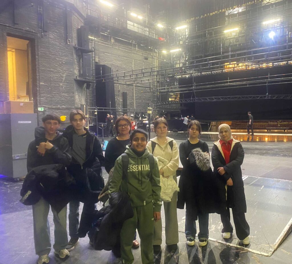 Besuch-der-Komischen-Oper Rückert-Gymnasium Berlin Wiko_Klasse auf der Bühne
