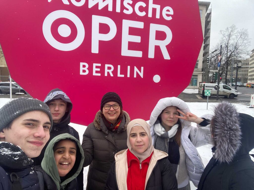 Besuch-der-Komischen-Oper_Rückert-Gymnasium_Berlin1 Willkommens-Klasse Schüler vor dem Eingang