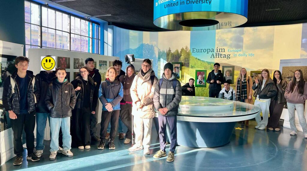 Schülerinnen und Schüler im European Parliament im Emfpangsfoyer Rückert-Gymnasium Berlin