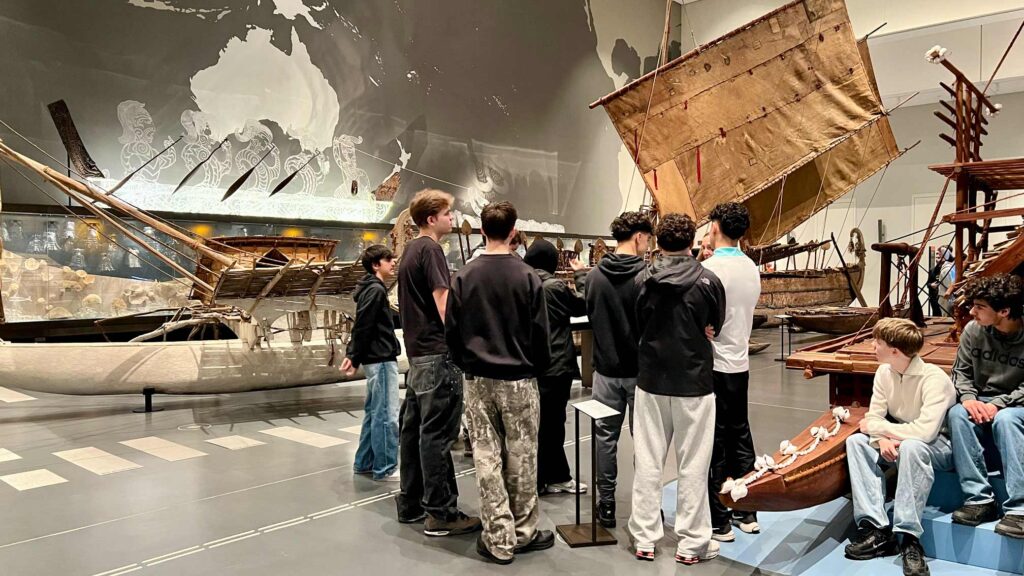 ExkursionW10-Rückert-Gymnasium-Berlin-ins-Humboldtforum SuS stehen vor einem Pazifikschiff