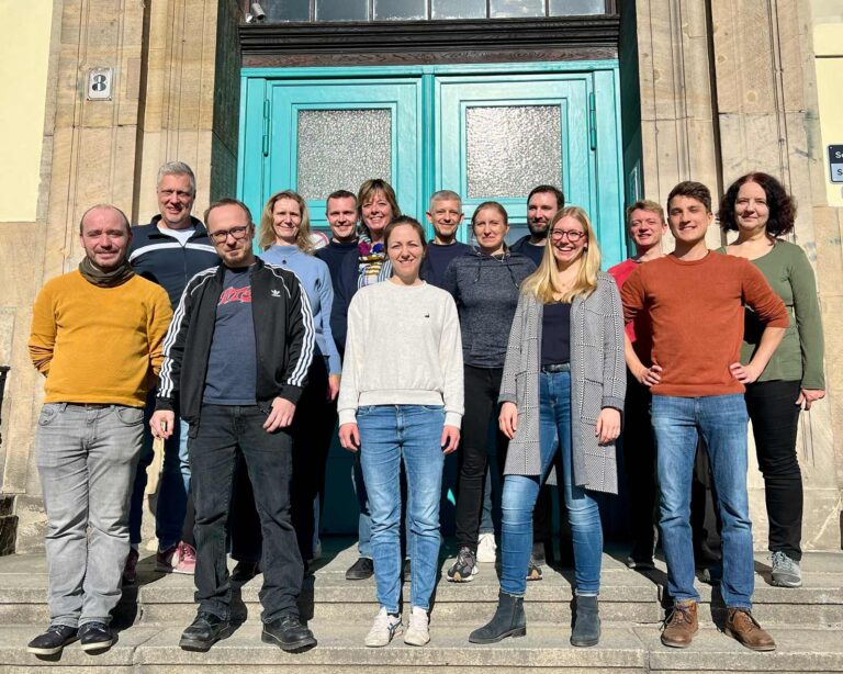 FachbereichFranzoesischRückertGymnasiumBerlin KuK vor dem Eingangsportal