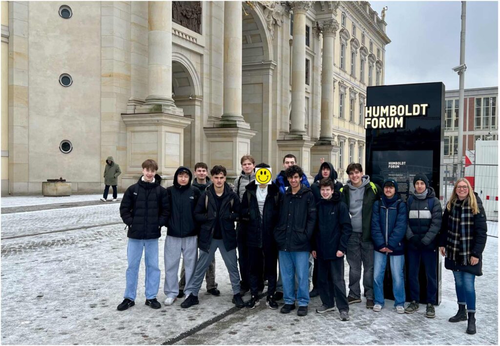 Humboldtforum_W10_Geographie Rückert Gymnasium Berlin SuS vor dem Humboldtforum