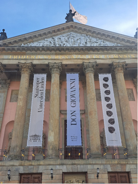 Staatsopernbesuch_Rückert-Gymnasium Plakate vor der Staatsoper Berlin