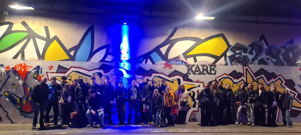 Austausch Enghien-les-Bains Schülergruppe vor Graffiti