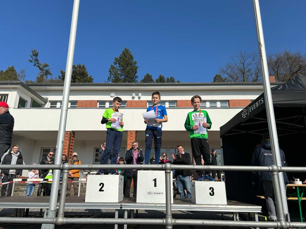 Podest des 1.-3. Platzes Rückert-Gymnasium Crosslauf