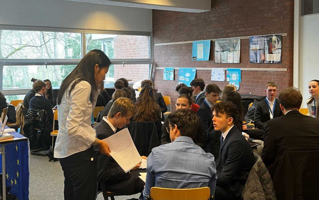 Schülerinnen und Schüler des Rückert-Gymnasiums beim Europäischen Jugendparlament