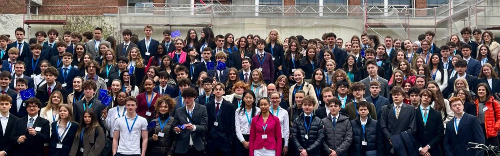 Schülerinnen und Schüler des Rückert-Gymnasiums beim Europäischen Jugendparlament