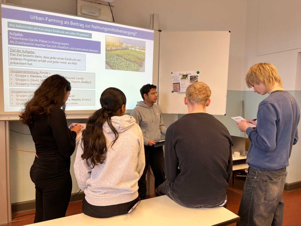 Schülerinnen und Schüler präsentieren ihre Ergebnisse für den Green Buddy Award